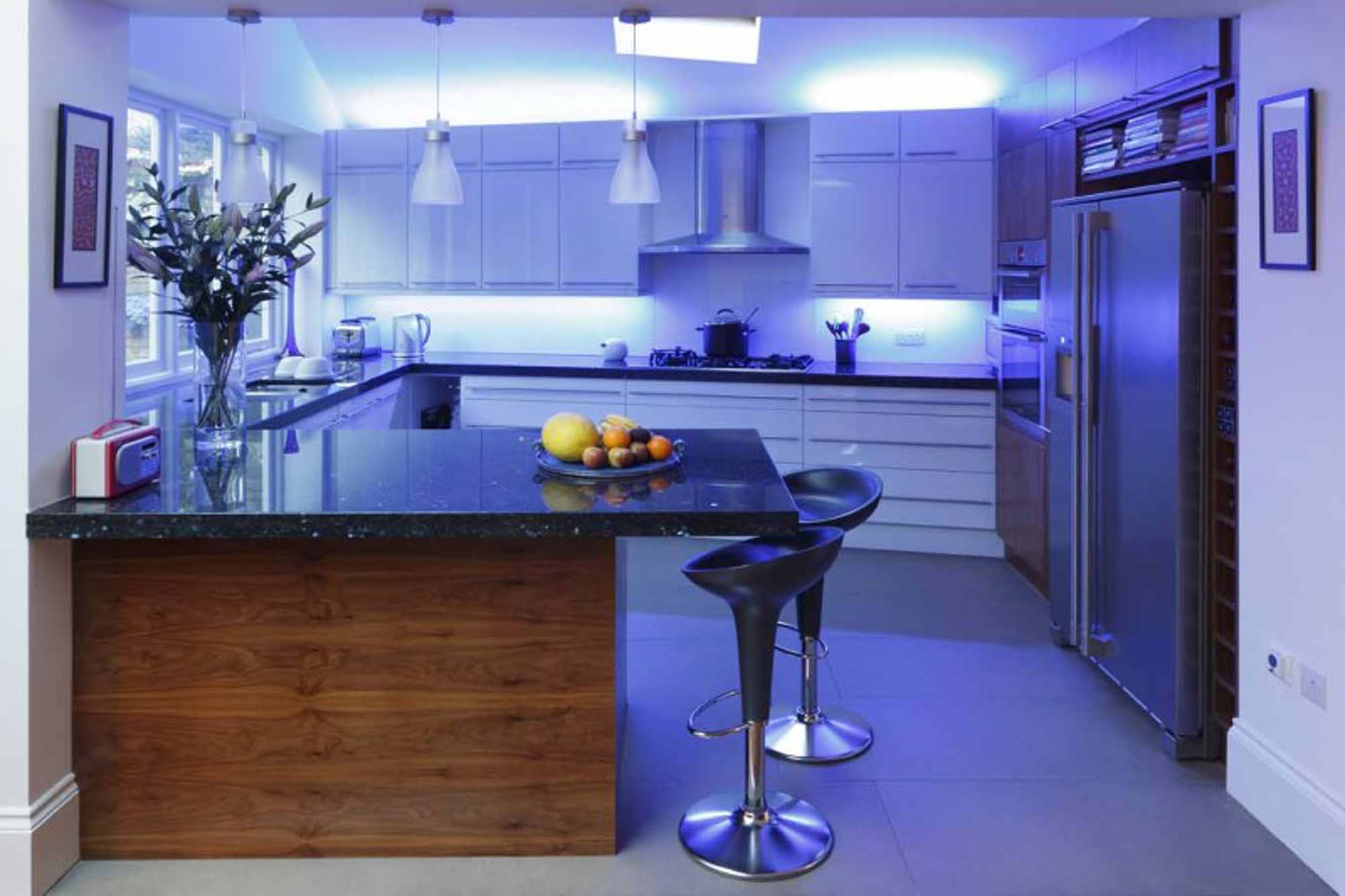 Неоновая кухня. Подсветка для кухни. Светодиодная подсветка для кухни. Неоновая подсветка кухни. Подсветка в интерьере кухни.